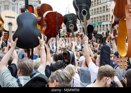 Guitar Guinness Record. 7411 chitarristi giocando "Hey Joe' da Jimmi Hendrix. Foto Stock