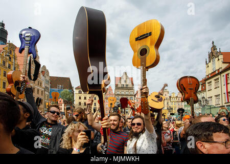 Guitar Guinness Record. 7411 chitarristi giocando "Hey Joe' da Jimmi Hendrix. Foto Stock