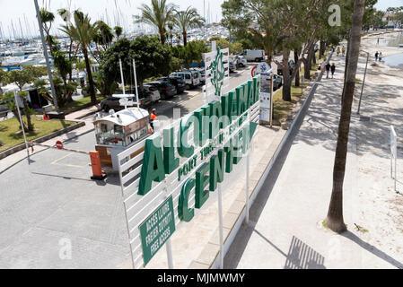 Alcudia, Mallorca, Spagna. 2018. Lungomare busniesses in questo nord Alcudia holiday resort Foto Stock