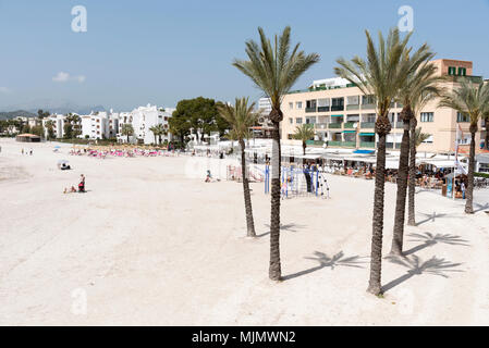 Alcudia, Mallorca, Spagna. 2018. Lungomare busniesses in questo nord Alcudia holiday resort Foto Stock