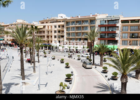 Alcudia, Mallorca, Spagna. 2018. Lungomare busniesses in questo nord Alcudia holiday resort Foto Stock
