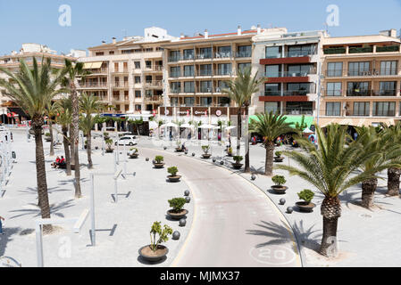 Alcudia, Mallorca, Spagna. 2018. Lungomare busniesses in questo nord Alcudia holiday resort Foto Stock