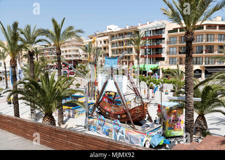 Alcudia, Mallorca, Spagna. 2018. Il lungomare per bambini area di intrattenimento in questo nord Alcudia holiday resort Foto Stock