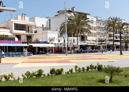 Alcudia, Mallorca, Spagna. 2018. Lungomare busniesses in questo nord Alcudia holiday resort Foto Stock