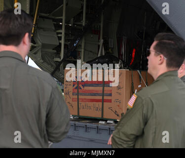L'operazione Christmas Drop è una missione umanitaria di lancio aereo della United States Air Force condotta annualmente. L'immagine d'archivio riporta che gli aviatori si sono riuniti per una cerimonia commemorativa il 15 dicembre 2017 presso la Andersen Air Force base, Guam durante l'operazione Christmas Drop 2017 a sostegno delle comunità insulari in Micronesia. Foto Stock