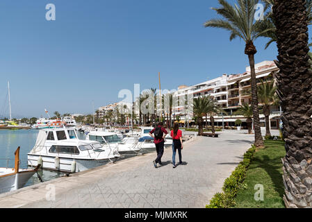 Alcudia, Mallorca, Spagna. 2018. Lungomare busniesses in questo nord Alcudia holiday resort Foto Stock