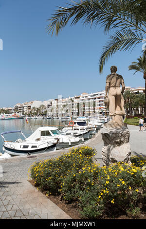 Alcudia, Mallorca, Spagna. 2018. Lungomare scultura di un pescatore in questo nord Alcudia holiday resort Foto Stock