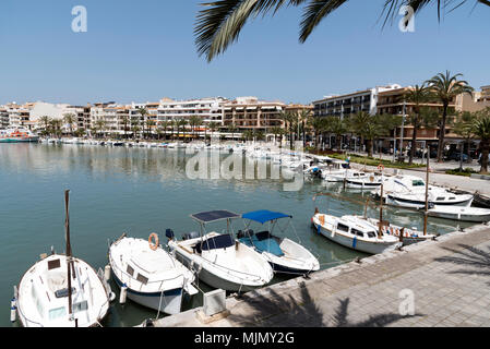 Alcudia, Mallorca, Spagna. 2018. Lungomare busniesses in questo nord Alcudia holiday resort Foto Stock
