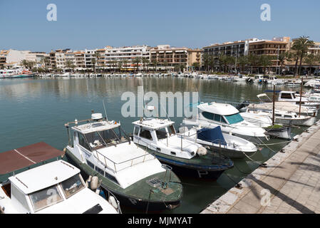 Alcudia, Mallorca, Spagna. 2018. Lungomare busniesses in questo nord Alcudia holiday resort Foto Stock