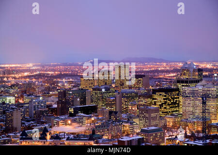 Lo Skyline di Montreal dal belvedere Kondiaronk in inverno di notte Foto Stock