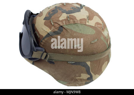 Us army kevlar casco con gli occhiali di protezione isolato su bianco Foto Stock