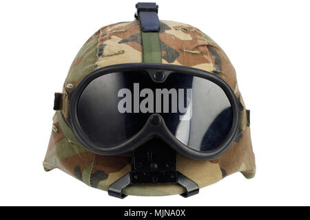 Us army kevlar casco con gli occhiali di protezione isolato su bianco Foto Stock