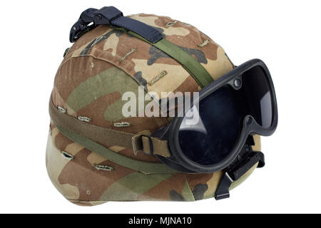 Us army kevlar casco con gli occhiali di protezione isolato su bianco Foto Stock