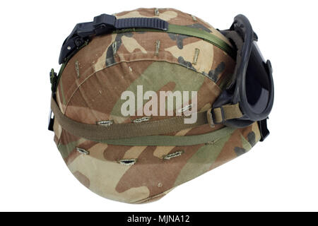 Us army kevlar casco con gli occhiali di protezione isolato su bianco Foto Stock