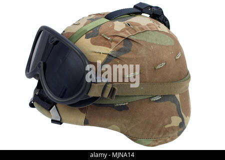 Us army kevlar casco con gli occhiali di protezione isolato su bianco Foto Stock