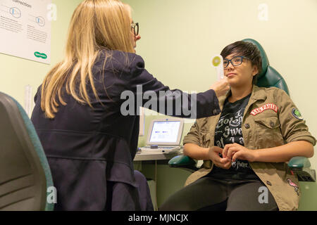 Adolescente visitando Specsavers in Sankey Street, Warrington, Cheshire, Inghilterra, Regno Unito il 05 maggio 2018 Foto Stock