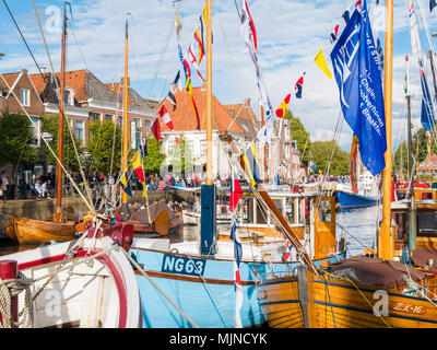 Persone e imbarcazioni decorate in porto durante la manifestazione Admiralty Giorni di Dokkum in Frisia, Paesi Bassi Foto Stock