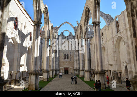 Lisbona ,Portogallo - 30 ottobre 2018. Le rovine del Carmo Chiesa ,sorprendente attrazione di turisti a Lisbona, Portogallo. Foto Stock