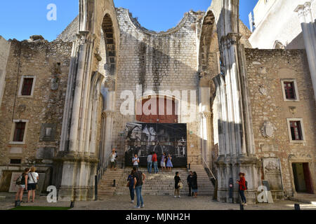 Lisbona ,Portogallo - 30 ottobre 2018. Le rovine del Carmo Chiesa ,sorprendente attrazione di turisti a Lisbona, Portogallo. Foto Stock