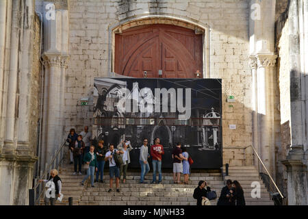 Lisbona ,Portogallo - 30 ottobre 2018. Le rovine del Carmo Chiesa ,sorprendente attrazione di turisti a Lisbona, Portogallo. Foto Stock