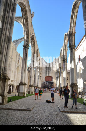 Lisbona ,Portogallo - 30 ottobre 2018. Le rovine del Carmo Chiesa ,sorprendente attrazione di turisti a Lisbona, Portogallo. Foto Stock