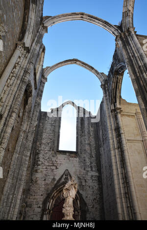 Lisbona ,Portogallo - 30 ottobre 2018. Le rovine del Carmo Chiesa ,sorprendente attrazione di turisti a Lisbona, Portogallo. Foto Stock
