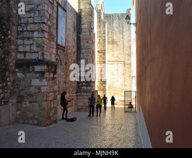 Lisbona ,Portogallo - 30 ottobre 2018. Le rovine del Carmo Chiesa ,sorprendente attrazione di turisti a Lisbona, Portogallo. Foto Stock