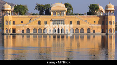 Palazzo sul lago (a Jaipur, India) Foto Stock