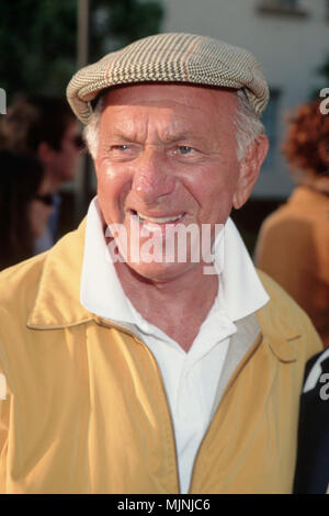 20 lug 1997, Hollywood, Los Angeles, California, Stati Uniti d'America --- didascalia originale: 07/20/1997 a Los Angeles, CA: Jack Klugman assiste 'Una Serata con Uta Hagen', una domanda e una risposta seminario, con il mondo renowmed deliberando insegnante. --- ' Tsuni / - 'Jack Klugman Jack Klugman Foto Stock