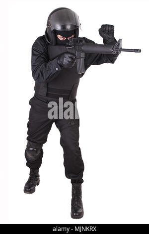 Riot police officer con arma in uniforme nera isolato su bianco Foto Stock