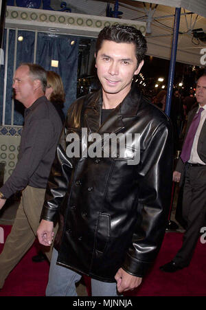 07 Dec 2000, Los Angeles, California, Stati Uniti d'America --- didascalia originale: Los Angeles, California: La premiere del cast di distanza si è tenuto presso il Westwood Village Theatre di Los Angeles. --- ' Tsuni / STATI UNITI D'AMERICA "Lou Diamond Phillips Lou Diamond Phillips celebrità moda / tre quarti dal tappeto rosso-1994-2000, una persona, verticale, migliori della vita di Hollywood, evento nella vita di Hollywood - California, tappeto rosso Evento, verticale, STATI UNITI D'AMERICA, industria cinematografica, celebrità, fotografia, Bestof, arte cultura e intrattenimento, , , Topix Lou Diamond Phillips evento nella vita di Hollywood - California, tappeto rosso Evento, Vertic Foto Stock