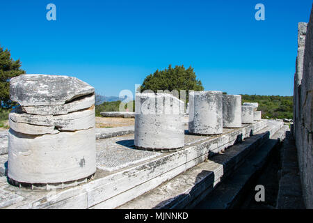 Santuario di Nemesis in Rhamnous nel nord- est Attica, Grecia. Due templi a Nemesis e Themis possono essere trovati al sito archeologico -4secolo Foto Stock