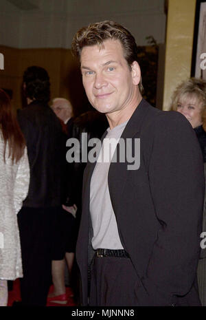 07 Dec 2000, Los Angeles, California, Stati Uniti d'America --- didascalia originale: Los Angeles, California: La premiere del cast di distanza si è tenuto presso il Westwood Village Theatre di Los Angeles. --- ' Tsuni / STATI UNITI D'AMERICA "Patrick Swayze Patrick Swayze celebrità moda / tre quarti dal tappeto rosso-1994-2000, una persona, verticale, migliori della vita di Hollywood, evento nella vita di Hollywood - California, tappeto rosso Evento, verticale, STATI UNITI D'AMERICA, industria cinematografica, celebrità, fotografia, Bestof, arte cultura e intrattenimento, , , Topix Patrick Swayze evento nella vita di Hollywood - California, tappeto rosso Evento, verticale, STATI UNITI D'AMERICA, Film industr Foto Stock