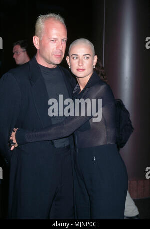 1996 --- didascalia originale: 1996: Demi Moore con le braccia avvolte intorno al marito Bruce Willis. --- ' Tsuni / Bourquard "Bruce Willis e Demi Moore 366 Bruce Willis e Demi Moore 366 Bruce Willis e Demi Moore 366 evento nella vita di Hollywood - California, tappeto rosso Evento, verticale, STATI UNITI D'AMERICA, industria cinematografica, celebrità, fotografia, Bestof, arte cultura e intrattenimento, Topix celebrità moda / dal tappeto rosso-1994-2000, una persona, verticale, migliori della vita di Hollywood, evento nella vita di Hollywood - California, moquette rossa e dietro le quinte, USA, industria cinematografica, celebrità, fotografia, Bestof, Ar Foto Stock