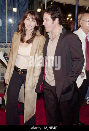 07 Dec 2000, Los Angeles, California, Stati Uniti d'America --- didascalia originale: Los Angeles, California: La premiere del cast di distanza si è tenuto presso il Westwood Village Theatre di Los Angeles. --- ' Tsuni / Bourquard "Gina Gershon e Rob Morrow Gina Gershon e Rob Morrow Gina Gershon e Rob Morrow evento nella vita di Hollywood - California, tappeto rosso Evento, verticale, STATI UNITI D'AMERICA, industria cinematografica, celebrità, fotografia, Bestof, arte cultura e intrattenimento, Topix celebrità moda / dal tappeto rosso-1994-2000, una persona, verticale, migliori della vita di Hollywood, evento nella vita di Hollywood - California, moquette rossa e Foto Stock
