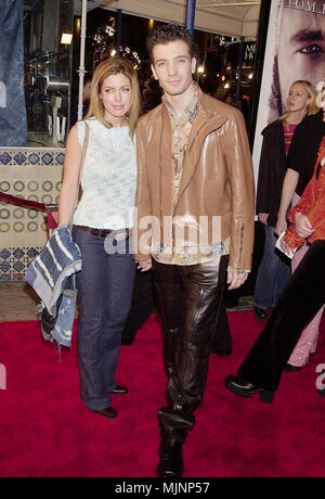 07 Dec 2000, Los Angeles, California, Stati Uniti d'America --- didascalia originale: Los Angeles, California: La premiere del cast di distanza si è tenuto presso il Westwood Village Theatre di Los Angeles. --- ' Tsuni / Bourquard "J. C. Chasez e la sua fidanzata J. C. Chasez e la sua fidanzata J. C. Chasez e la sua ragazza evento nella vita di Hollywood - California, tappeto rosso Evento, verticale, STATI UNITI D'AMERICA, industria cinematografica, celebrità, fotografia, Bestof, arte cultura e intrattenimento, Topix celebrità moda / dal tappeto rosso-1994-2000, una persona, verticale, migliori della vita di Hollywood, evento nella vita di Hollywood - California, rosso Foto Stock