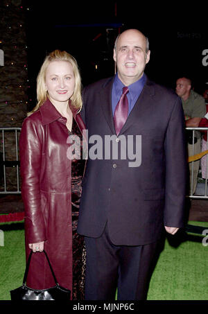 08 Nov 2000, Los Angeles, California, Stati Uniti d'America --- didascalia originale: Dott. Seuss' come il Grinch ha rubato il natale Premiere si è tenuto presso l'Anfiteatro universale a Los Angeles. --- ' Tsuni / Bourquard "Jeffrey Tambor con moglie Jeffrey Tambor con moglie Jeffrey Tambor con moglie evento nella vita di Hollywood - California, tappeto rosso Evento, verticale, STATI UNITI D'AMERICA, industria cinematografica, celebrità, fotografia, Bestof, arte cultura e intrattenimento, Topix celebrità moda / dal tappeto rosso-1994-2000, una persona, verticale, migliori della vita di Hollywood, evento nella vita di Hollywood - California, moquette rossa e dietro le quinte, STATI UNITI D'AMERICA Foto Stock