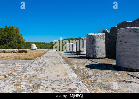 Santuario di Nemesis in Rhamnous nel nord- est Attica, Grecia. Due templi a Nemesis e Themis possono essere trovati al sito archeologico -4secolo Foto Stock