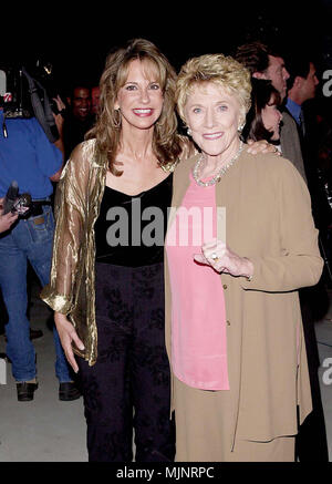 28 set 2000, Los Angeles, California, Stati Uniti d'America --- didascalia originale: il giovane e l'agitato celebra la nastratura del suo 7,000th episodio presso il CBS Studio in Los Angeles. --- ' Tsuni / USA 'Jess Walton con Jeanne Cooper Jess Walton con Jeanne Cooper inchiesta tsuni@Gamma-USA.com Foto Stock