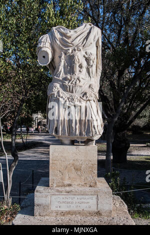 La statua dell'imperatore Adriano all'Antica Agorà di Atene Foto Stock