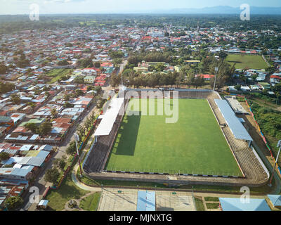 Campo di calcio nel piccolo centro america città vista aerea Foto Stock