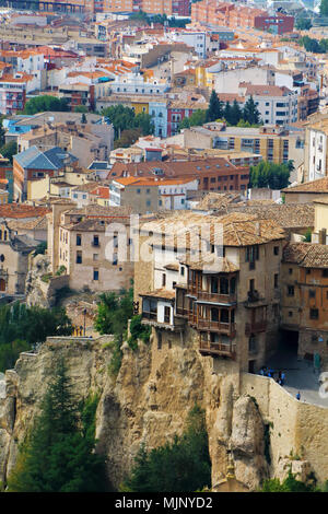 Vista panoramica della città di Cuenca, Spagna, con le sue famose Casas Colgadas (case sospese) Foto Stock