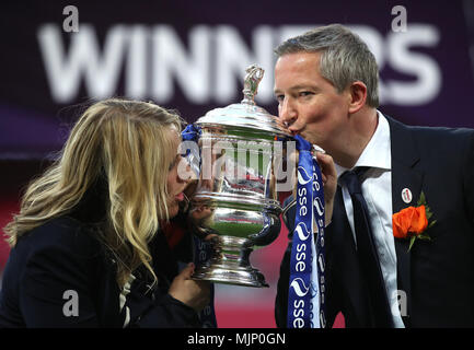 Chelsea Cari manager Emma Hayes (sinistra) e assistente manager Paolo verde (a destra) celebrare con il trofeo dopo il fischio finale durante il SSE donna FA Cup finale allo stadio di Wembley, Londra. Foto Stock