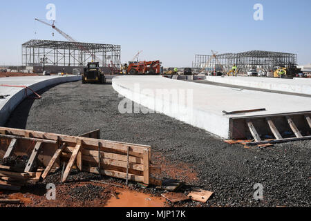 In corso di lavoro concreti per la pista di rullaggio dalla principale area di base per il KC-46 'Pegasus' petroliera campus manutenzione illustrato il 6 marzo 2018, Tinker Air Force Base in Oklahoma. Il Calcestruzzo di rullaggio vengono formate, versata e finito di utilizzare on-site un impianto di calcestruzzo di proprietà del contraente. Le forze armate e i civili dimostrando coraggio coraggio impegno di dedizione e di sacrificio Foto Stock