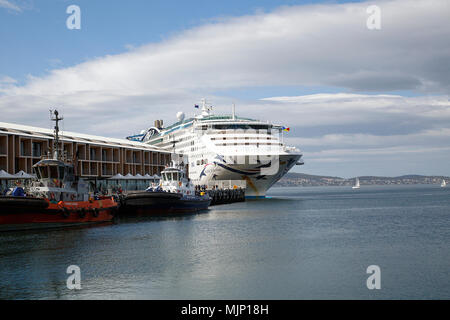 Hobart, Tasmania, Australia: Marzo 28, 2018: P&O nave da crociera attraccata a Constitution Dock nel porto di Hobart. I passeggeri sono sbarcati alla passeggiata. Foto Stock