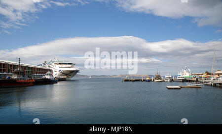 Hobart, Tasmania, Australia: Marzo 28, 2018: P&O nave da crociera attraccata a Constitution Dock nel porto di Hobart. I passeggeri sono sbarcati alla passeggiata. Foto Stock