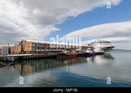 Hobart, Tasmania, Australia: Marzo 28, 2018: P&O nave da crociera attraccata a Constitution Dock nel porto di Hobart. I passeggeri sono sbarcati alla passeggiata. Foto Stock