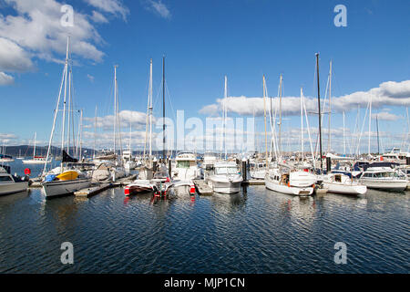 Hobart, Tasmania, Australia: Marzo 28, 2018: yacht di lusso sono ormeggiate nella sicurezza della marina presso il Royal Yacht Club of Tasmania. Foto Stock