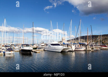 Hobart, Tasmania, Australia: Marzo 28, 2018: yacht di lusso sono ormeggiate nella sicurezza della marina presso il Royal Yacht Club of Tasmania. Foto Stock