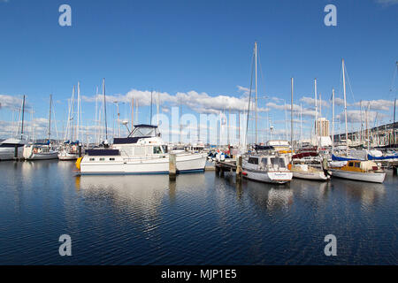 Hobart, Tasmania, Australia: Marzo 28, 2018: yacht di lusso sono ormeggiate nella sicurezza della marina presso il Royal Yacht Club of Tasmania. Foto Stock